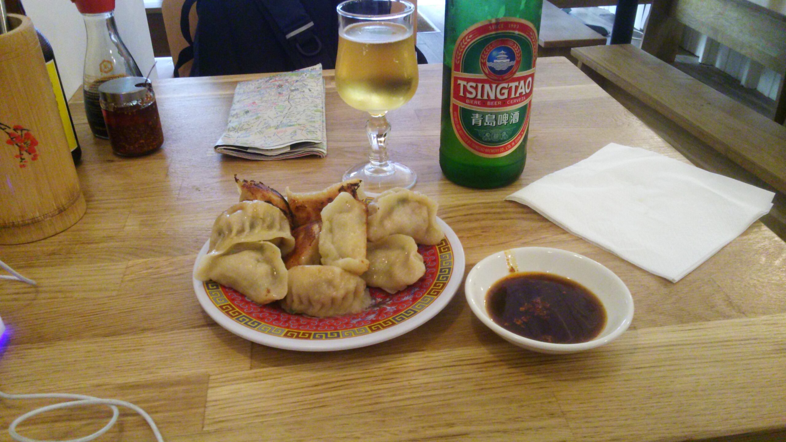 パリ　焼き餃子　青島ビール