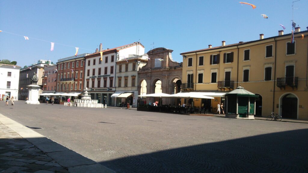 イタリア
リミニ
街中の広場