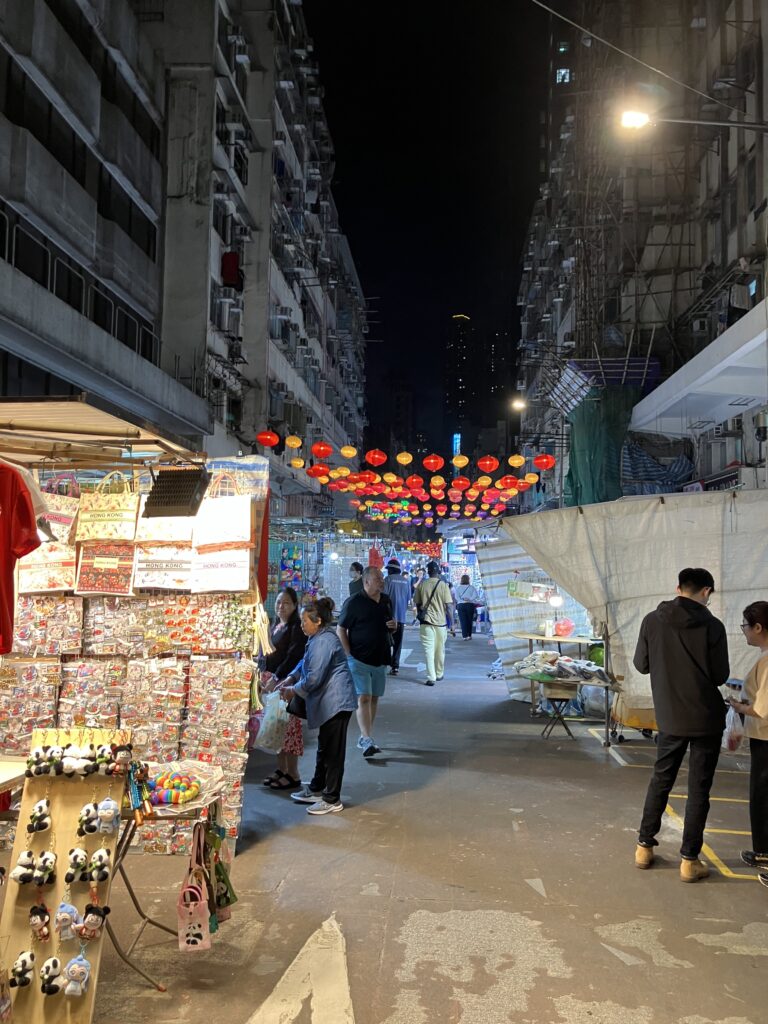 香港
廟街夜市
夜
油麻地天后廟
