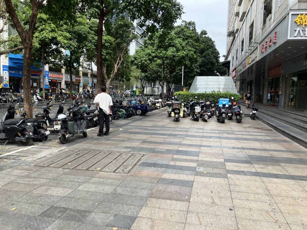 深圳
華強北
電動バイク
歩道