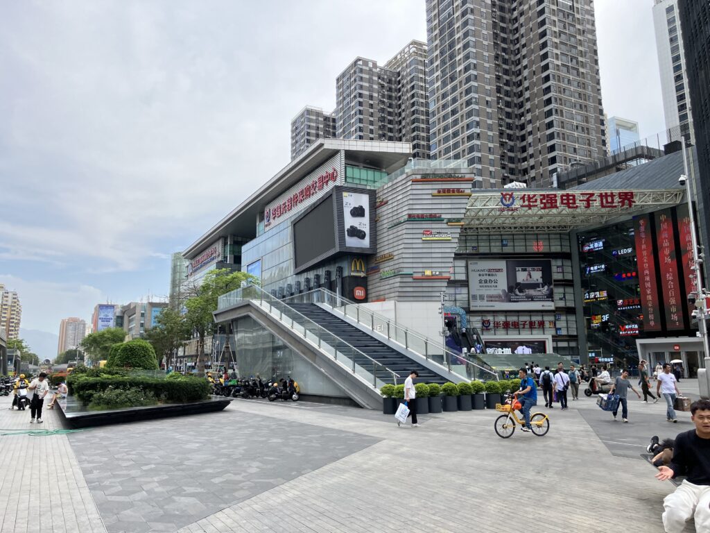 深圳
華強北
華強電子世界
電気街
広場