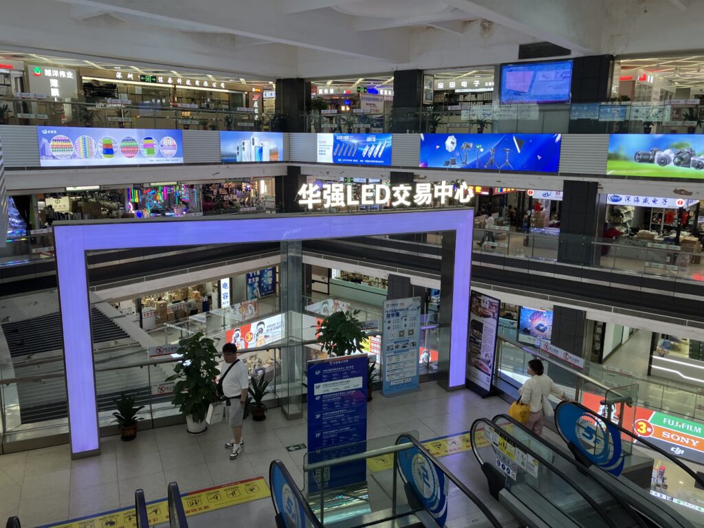 華強電子世界
華強北
深圳
内部