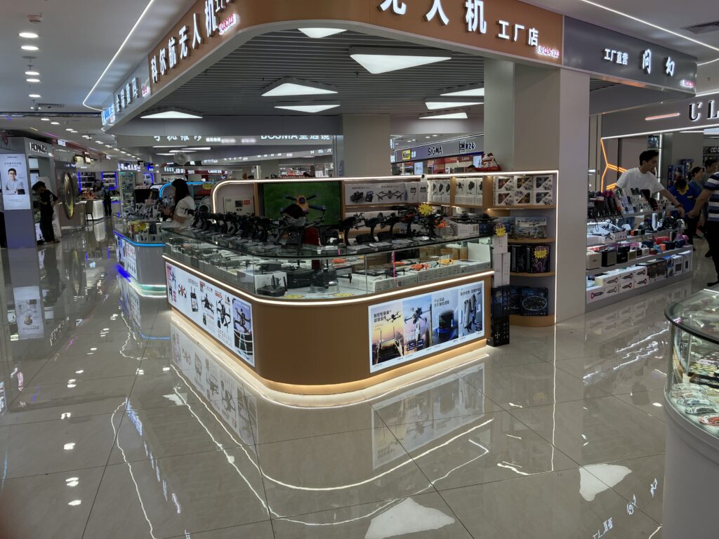 深圳
華強北
華強電子世界
ドローン売り場
電気街