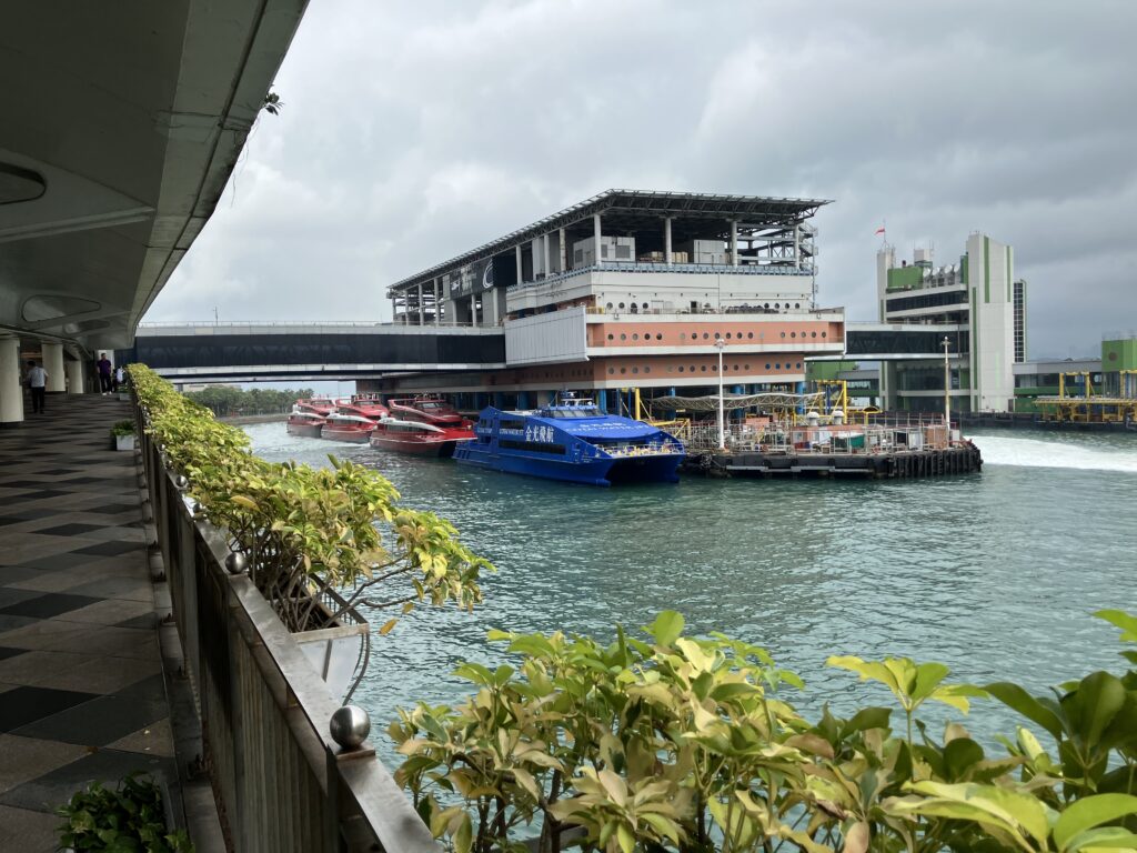 香港
マカオ
ホンコン・マカオ・フェリーターミナル
香港島