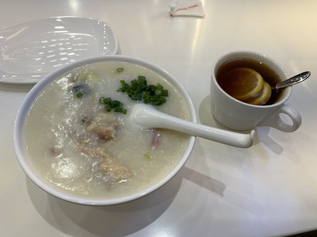 香港
お粥専門店
マッシュルームとチキンのお粥
佐敦